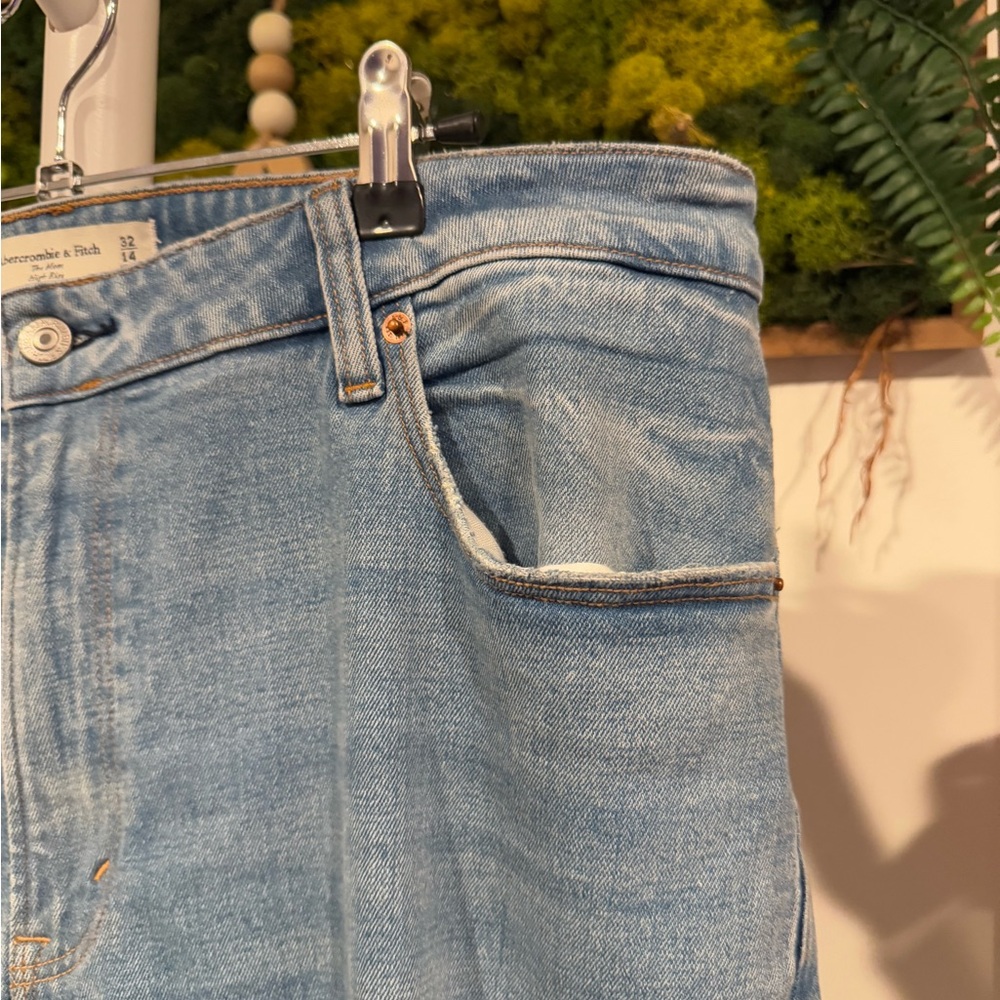 Abercrombie and Fitch, the Mom high-rise curve love
